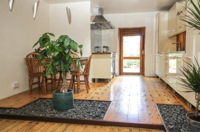 Rumah ini memiliki beberapa akses masuk. Selain melalui pintu depan atau pintu utama, kamu juga bisa masuk melalui pintu samping. Pintu samping tersebut terletak di dekat dapur rumah. Foto: dok. rightmove