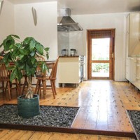 Rumah ini memiliki beberapa akses masuk. Selain melalui pintu depan atau pintu utama, kamu juga bisa masuk melalui pintu samping. Pintu samping tersebut terletak di dekat dapur rumah. Foto: dok. rightmove