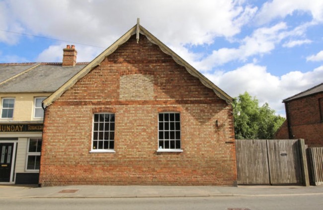 Jika kamu melihat rumah ini dari luarnya saja, kamu mungkin tidak akan mengira bahwa rumah yang satu ini memiliki ruangan skate park pribadi yang cukup luas di dalamnya. Bagi kamu yang suka bermain skateboard, mungkin akan menjadi salah satu rumah idamanmu. Foto: dok. rightmove
