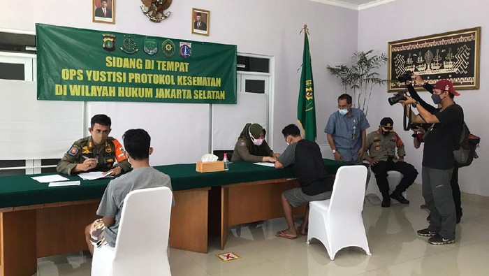 Sidang di tempat operasi yustisi di Pasar Minggu, Jaksel.