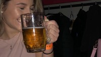 Seorang karyawan pria di dealer itu juga mengatakan tidak nyaman dengan pakaian tersebut. Namun, Caitlin menanggapi bahwa dirinya hanya wanita yang bekerja sebagai wiraniaga di dealer tersebut. Foto: Facebook: Caitlin Bernier