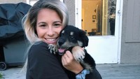 Dalam akun facebook-nya, Caitlin Bernier (20) menulis ia dituduh berpakaian tidak pantas saat bekerja dan mengganggu konsentrasi para pekerja laki-laki di dealer tersebut. Foto: Facebook: Caitlin Bernier