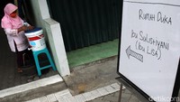 Rumah duka ini berada di gang perkampungan warga di Nologaten, Sleman, Yogyakarta. Sejumlah protokol kesehatan disiapkan oleh keluarga, seperti tempat cuci tangan bagi pelayat.