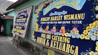 Karangan bunga itu dikirim oleh rekan dan sahabat korban mutilasi. Seperti diketahui, sesosok mayat pria temukan dalam kondisi mengenaskan di Apartemen Kalibata City, Pancoran, Jakarta Selatan. Mayat pria tersebut ditemukan dalam kondisi dimutilasi. Jasad korban ditemukan pada Rabu (16/9) sekitar pukul 19.00 WIB. 