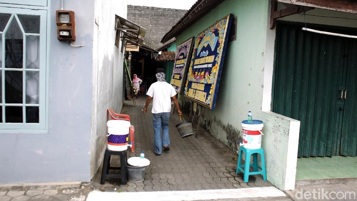 Suasana Rumah Duka Korban Mutilasi di Kalibata City Rinaldi Harley Wismanu (32) menjadi korban mutilasi dan mayatnya ditemukan di Apartemen Kalibata City, Jaksel. Saat ini rumah duka di Sleman, DIY, mulai didatangi pelayat.