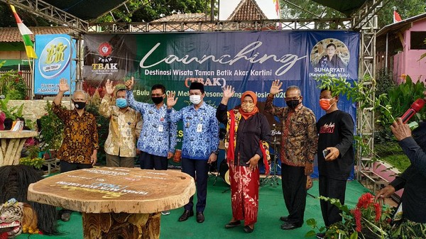 Acara peresmian dilakukan secara langsung oleh Wakil Bupati Rembang Bayu Andriyanto bersama jajarannya. Lokasi tepatnya ada di Desa Bulu, Kecamatan Bulu, Rembang, Jawa Tengah. (Arif Syaefudin/detikcom) Acara peresmian dilakukan secara langsung oleh Wakil Bupati Rembang Bayu Andriyanto bersama jajarannya. Lokasi tepatnya ada di Desa Bulu, Kecamatan Bulu, Rembang, Jawa Tengah. (Arif Syaefudin/detikcom)