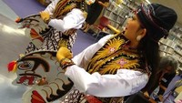 Para penari kuda lumping dari Sanggar Tari Madaloka berhasil menghipnotis pengunjung acara Open Dag 2020 di pusat kegiatan masyarakat di kota Best atau yang biasa disebut dengan Cultuurspoor Best, pada 12 September 2020 lalu. 