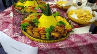 Selain memperkenalkan tari Kuda Lumping, para penari juga membawakan Tari Merak. Tidak lupa, suguhan Nasi Tumpeng disajikan untuk melengkapi pengalaman akan ragam budaya dan kuliner Indonesia. 