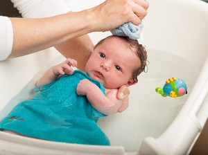 Jangan Asal! Begini Cara Memandikan Bayi yang Benar