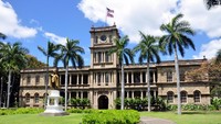 Dahulu, Istana Iolani adalah rumah bagi kerajaan Hawaii, kini telah digunakan menjadi museum bersejarah. Sang ratu dan bangsawan Hawaii lainnya diyakini menghantui istana. (iStock)