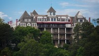 Hotel Cressent mengajak tamu untuk melakukan tur hantu. Kemungkinan mereka bisa melihat sekilas beberapa hantu yang sering mengunjungi hotel (iStock)