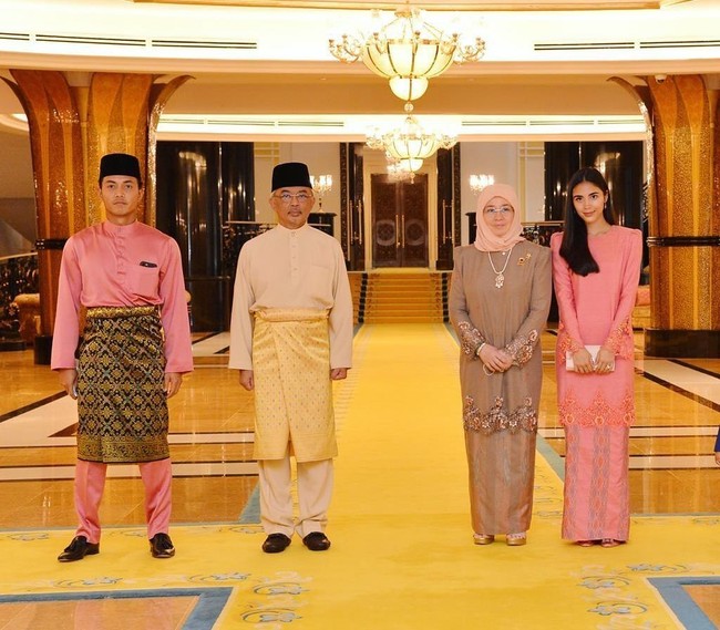 Iman adalah anak dari Raja Malaysia Sultan Abdullah Sultan Ahmad Shah dari istri keduanya, aktris Julia Rais. Dari ibunya, wanita 27 tahun tersebut mewarisi wajah cantik yang membuatnya benar-benar terlihat seperti seorang putri kerajaan. Foto: Instagram @imanabdullah