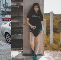 Untuk gaya casual boyish style, Theresa memilih megenakan celana training dan crop top berwarna hitam dengan dipadukan sneakers berwarna putih. Sedangkan Resiah memilih t-shirt dan celana jeans pendek yang kemudian dipadukan dengan sneakers. Foto: Instagram/@theresawienathan l Instagram/@resiahlim