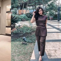 Untuk gaya casualnya, Theresa lebih memilih syle glamour, sedangkan Resiah tampil lebih simpel dengan pakaian berwarna senada. Foto: Instagram/@theresawienathan l Instagram/@resiahlim