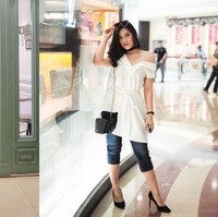 Sama-sama mengenakan atasan berwarna putih, gaya keduanya tidak kalah keren. Theresa memilih untuk memadukan atasan putihnya dengan legging dan heels, sedangkan Resiah memadukan atasan putihnya dengan celana jeans dan heels. Foto: Instagram/@theresawienathan l Instagram/@resiahlim