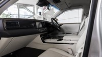 Toyota Century juga mengusung konsep ruang kabin elegan. Foto: Dok. Prestige Motorcars