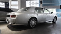 Rudy sendiri enggan menyebutkan harga Toyota Century ketika ditanyakan detikcom. Namun, berdasarkan penelusuran detikcom, Toyota Century bisa dijual lebih dari Rp 11 miliar di Indonesia. Itu pun masih harga off the road, belum termasuk pajak-pajak seperti bea balik nama. Foto: Dok. Prestige Motorcars