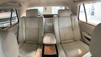 Toyota Century berfokus pada ruang duduk belakang yang megah. Konsisten dengan fokus terhadap ruang duduk belakang, terdapat peningkatan wheelbase 65 mm yang membuat jok belakang dan ruang kaki lebih lega serta sandaran kaki yang dapat disesuaikan. Foto: Dok. Prestige Motorcars