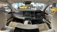Perbedaan tinggi antara pelat dan lantai telah dikurangi 15 mm untuk memastikan alas lantai rata saat dipasang. Hal itu berfungsi meningkatkan kemudahan dan kenyamanan penumpang keluar masuk mobil. Foto: Dok. Prestige Motorcars