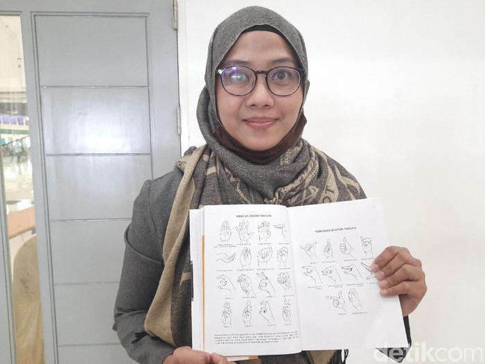 Tim peneliti Universitas Negeri Surabaya (Unesa) meluncurkan kamus digital Saignalong. Kamus ini menjadi yang pertama di Indonesia.