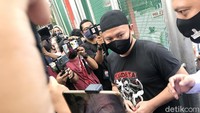 Permohonan penangguhan penahanan Vicky Prasetyo dikabulkan sehingga ia bebas dari penjara.
