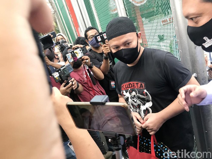 Vicky Prasetyo usai bebas saat ditemui di Rutan Salemba.
