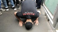 Vicky pun merayakan kebebasannya dengan sujud syukur.