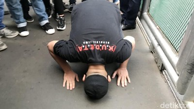 Potret Vicky Prasetyo Sujud Syukur Usai Bebas dari Penjara