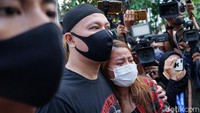 Vicky pun tak banyak memberikan pernyataan karena ingin lekas buka puasa bersama keluarganya. Pool/Palevi S/detikFoto.