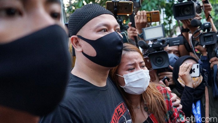 Vicky Prasetyo usai bebas dari Rutan Salemba.