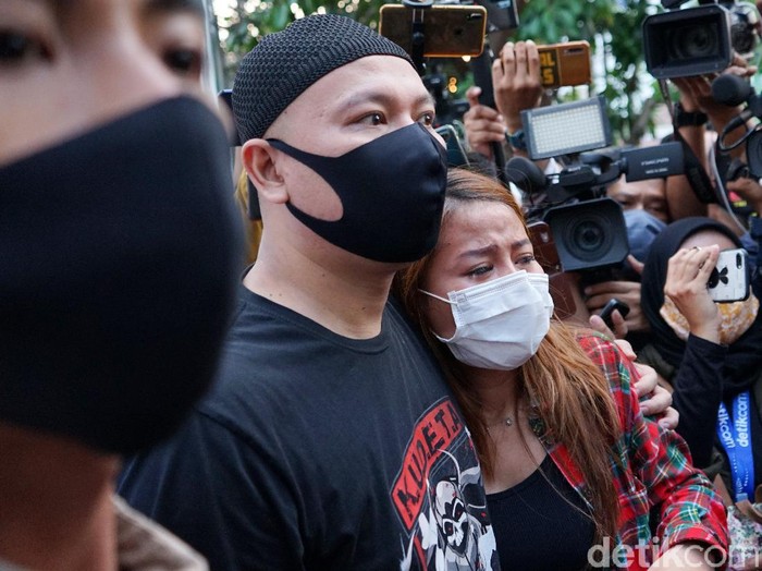 Vicky Prasetyo usai bebas dari Rutan Salemba.