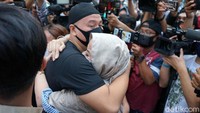 Vicky pun langsung disambut oleh keluarganya usai keluar dari Rutan Salemba. Pool/Palevi S/detikFoto.