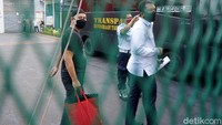 Vicky Prasetyo (berbaju hitam) saat ditemui di Rutan Salemba, Jakarta Pusat pada Kamis (17/9). Pool/Palevi S/detikFoto.
