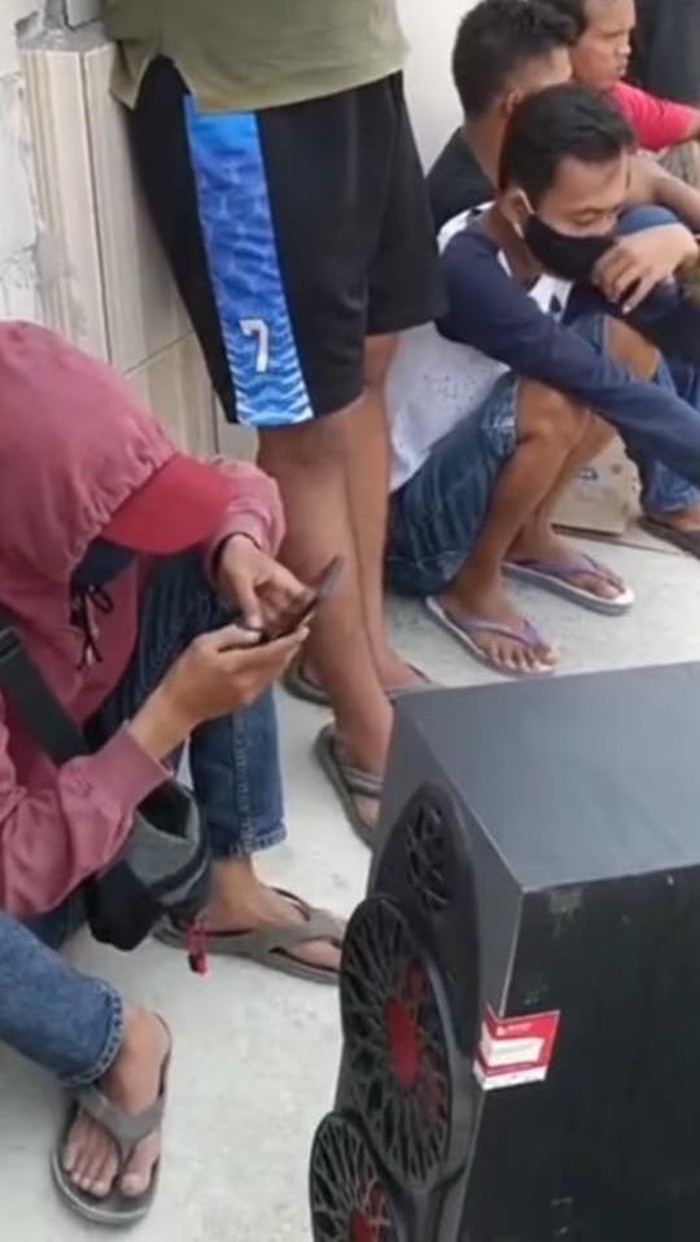 Warga berkumpul dan putar musik kencang saat kebaktian (tangkapan layar)