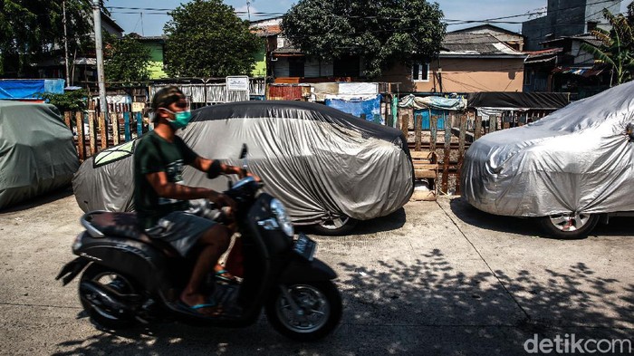 Kendaraan warga terparkir di jalan inspeksi Kali Krendeng yang berseberangan dengan Jalan Subur Baru, Jakarta Barat, Kamis (17/9/2020). Kendaraan tersebut memenuhi jalan inspeksi yang bersisian dengan rel kereta api. Jalanan lebar dan kosong dimanfaatkan warga untuk memarkir inap kendaraan roda empat.