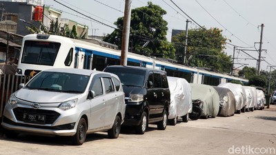 Warga Manfaatkan Jalan Lebar Jadi Lahan Parkir Inap