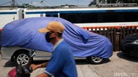 Parkir liar ini juga mengakibatkan penyempitan jalan di kawasan tersebut.