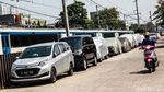 Warga Manfaatkan Jalan Lebar Jadi Lahan Parkir Inap