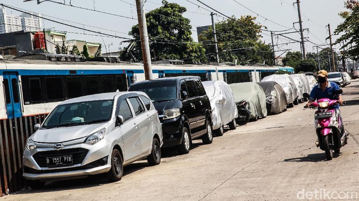 Warga Manfaatkan Jalan  Lebar  Jadi Lahan Parkir Inap