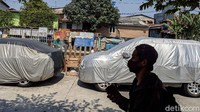 Jalan yang dijadikan tempar parkir inap ini dapat mengganggu kenyamanan warga yang melintas.