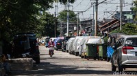 Kendaraan tersebut memenuhi jalan inspeksi yang bersisian dengan rel kereta api.