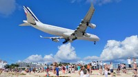 Bandara Internasional St Maarten (Princess Juliana), St Maarten duduk diposisi ketujuh. Istimewa/PrivateFly/CNN.