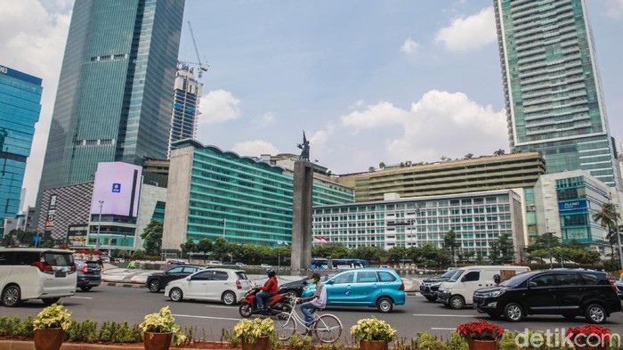 Pemandangan langit biru terlihat di kawasan Bundaran HI, Jakarta, Jumat (18/9/2020) atau 4 hari sejak PSBB ketat diberlakukan. Begini potretnya.