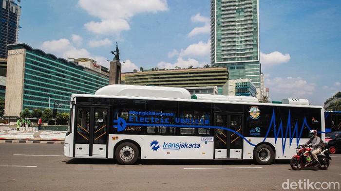 4 Hari PSBB Ketat, Langit Jakarta Membiru Pemandangan langit biru terlihat di kawasan Bundaran HI, Jakarta, Jumat (18/9/2020) atau 4 hari sejak PSBB ketat diberlakukan. Begini potretnya.