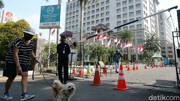 Kantor Wali Kota Jakarta Selatan ditutup sementara. Penutupan dilakukan akibat ditemukannya kasus Corona di lingkungan Pemkot Jaksel.