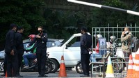 Selama penutupan ini, tak ada pegawai yang diizinkan masuk ke kantor, di samping yang dikecualikan.