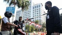 Mereka yang masih diijinkan masuk hanyalah PTSP (20 orang) dan Bank DKI (5 orang).