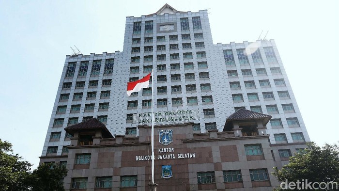 Kantor Wali Kota Jakarta Selatan ditutup sementara. Penutupan dilakukan akibat ditemukannya kasus Corona di lingkungan Pemkot Jaksel.