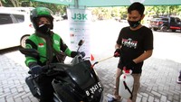 Gojek dan Dinas Perhubungan (Dishub) Kota Depok menegaskan komitmen bersama untuk melawan COVID-19 dengan menyediakan ribuan APD berupa masker bagi warga Depok untuk meminimalisasi penyebaran COVID-19. Mereka juga melakukan penyemprotan disinfektan.