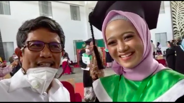 Ananda Ayu Masnathasari, mahasiswi Hindu pertama yang lulus dari Universitas Muslim Indonesia (UMI). Selama 5 tahun dia memakai jilbab di kampus (dok Istimewa)